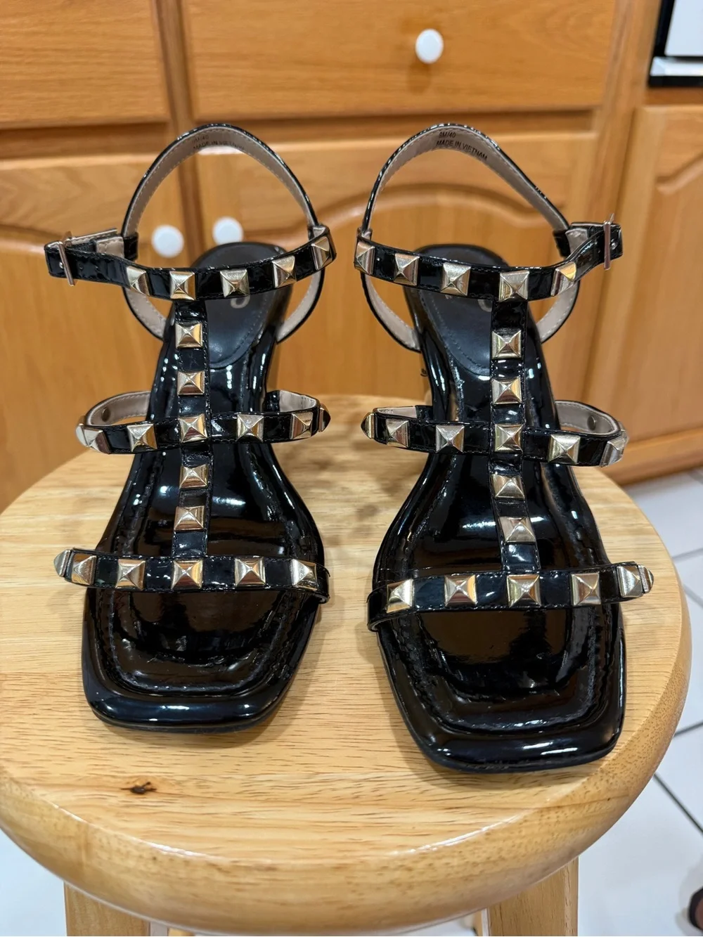 Mix No. 6 Noreen Black Patent Gold Studded Wedge Sandals 9 Y2K